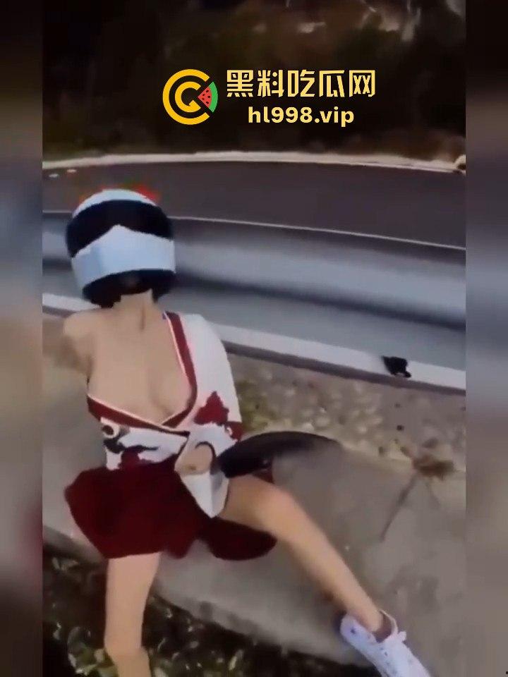 女骑手摔倒险坠山崖，居然还摆拍摸奶子！流量至上，简直让人无语！-9