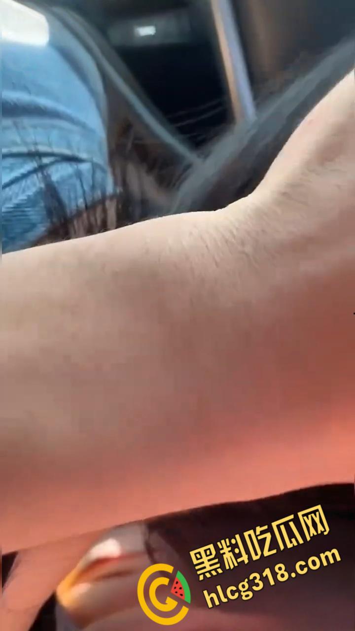 酒吧约炮高颜值嫩妹,竟是高中校友,连体开档黑丝害羞的用手挡,回家路上车震口爆!-8