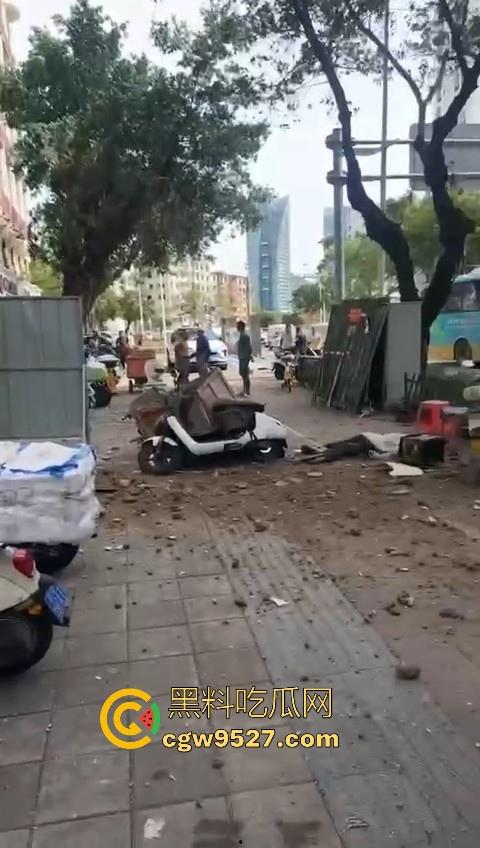 三亚天涯区解放一路，酒店装修高空坠物砸中3名路人，1人经抢救无效当场死亡，遇见高空作业请不要逗留！-6