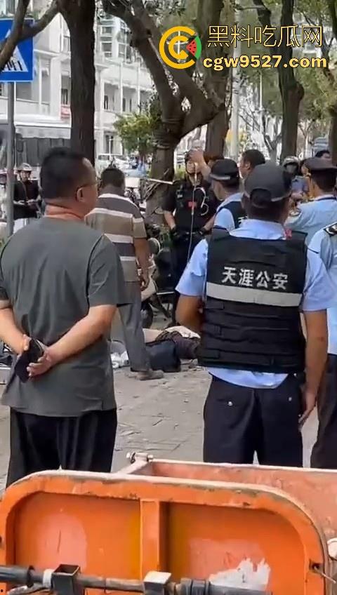 三亚天涯区解放一路，酒店装修高空坠物砸中3名路人，1人经抢救无效当场死亡，遇见高空作业请不要逗留！-8
