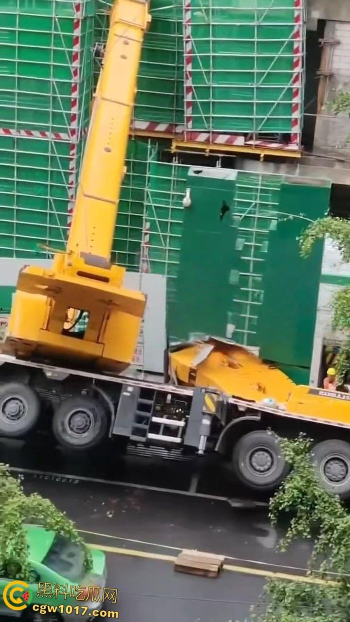 成都武侯工地黄色吊车失衡翻倒,机械臂猛砸脚架,尘土飞扬巨响震天,机械臂严重受损损失几万!-2