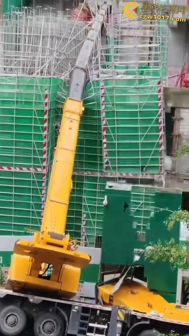 成都武侯工地黄色吊车失衡翻倒,机械臂猛砸脚架,尘土飞扬巨响震天,机械臂严重受损损失几万!-3