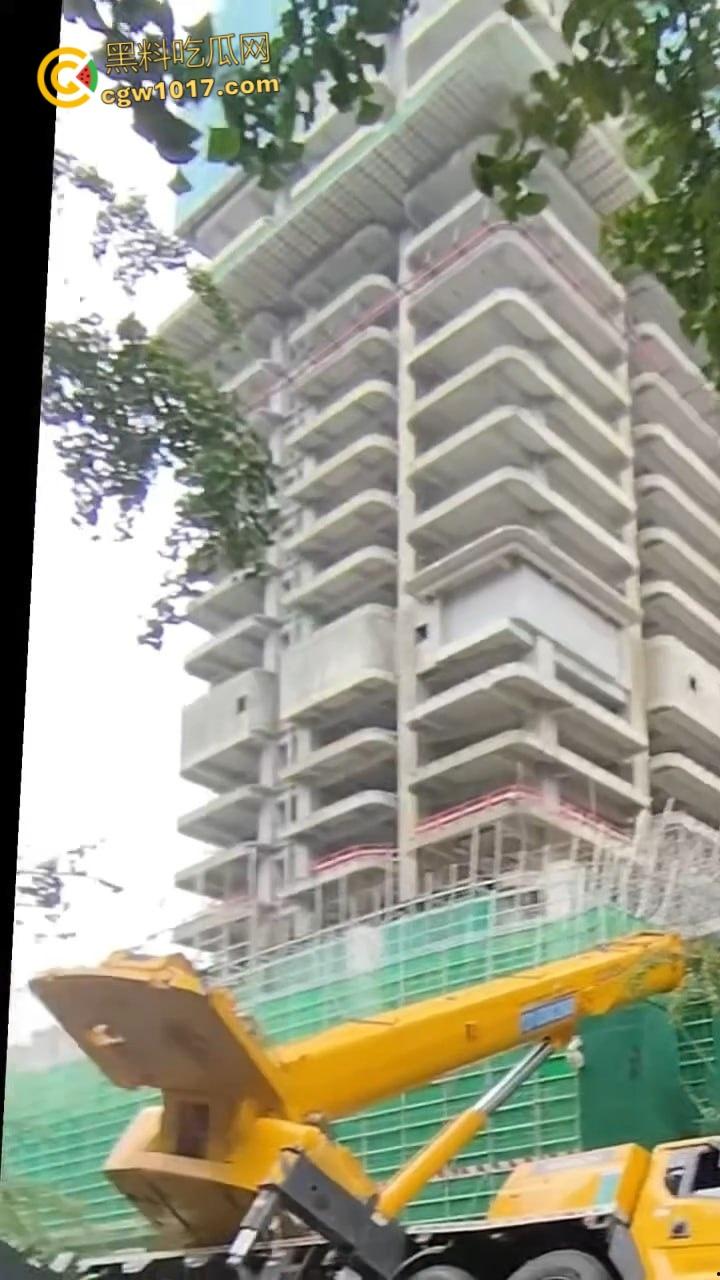 成都武侯工地黄色吊车失衡翻倒,机械臂猛砸脚架,尘土飞扬巨响震天,机械臂严重受损损失几万!-4