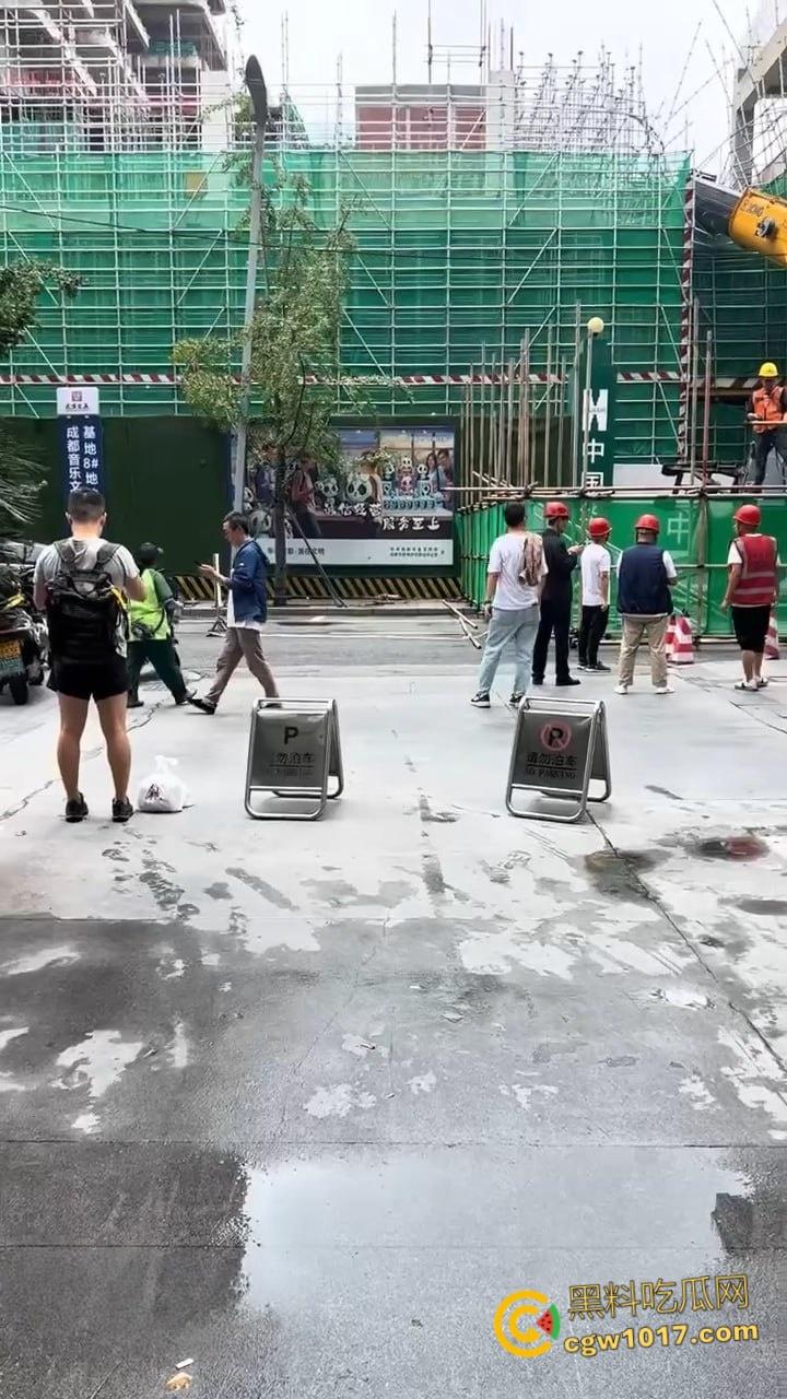 成都武侯工地黄色吊车失衡翻倒,机械臂猛砸脚架,尘土飞扬巨响震天,机械臂严重受损损失几万!-5