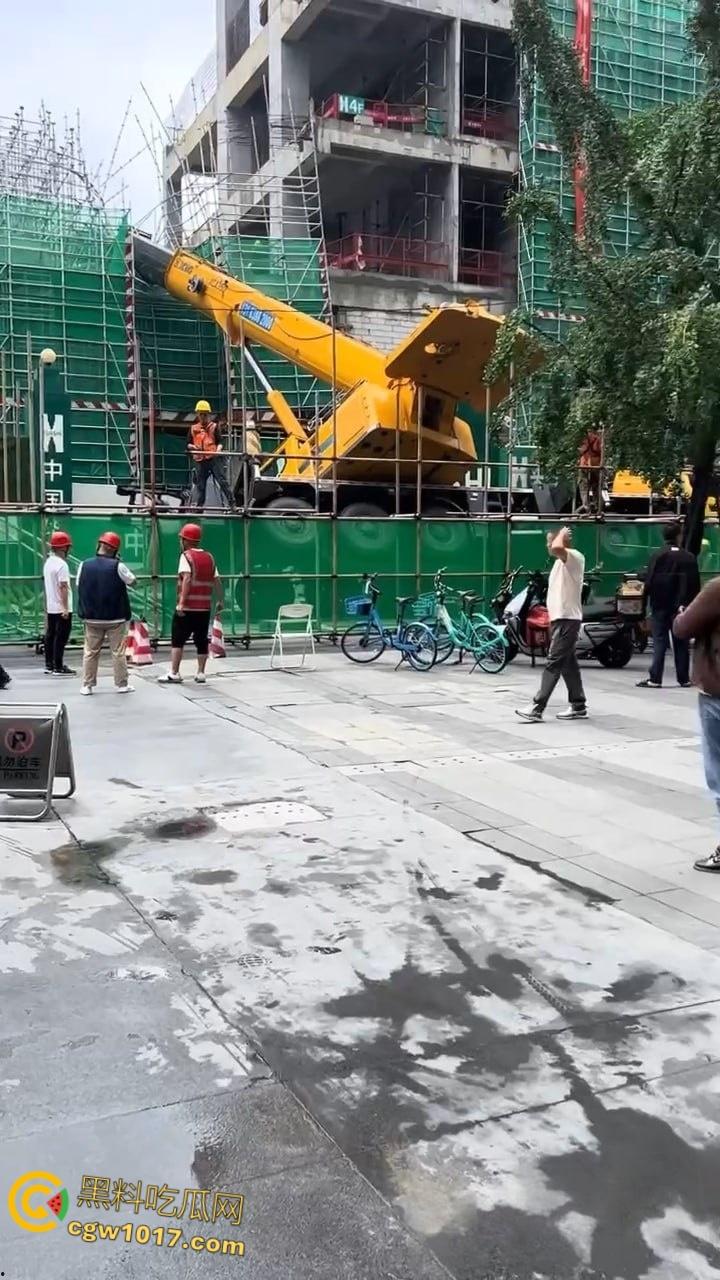 成都武侯工地黄色吊车失衡翻倒,机械臂猛砸脚架,尘土飞扬巨响震天,机械臂严重受损损失几万!-6