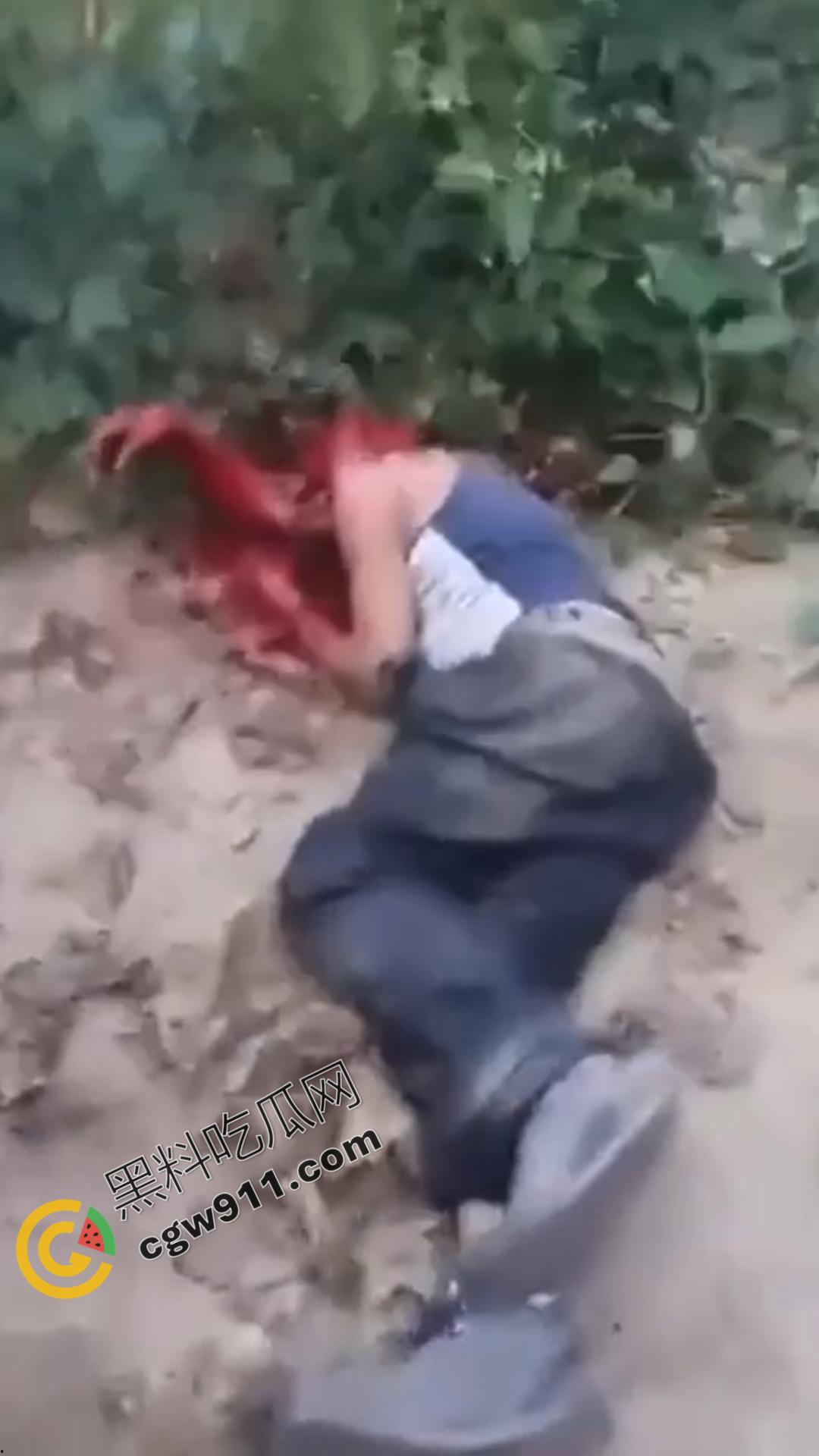 恐怖血腥暴力场面！奸夫惨遭铁镐猛砸，头颅血流如注，现场骇人至极，胆小者勿点！-7