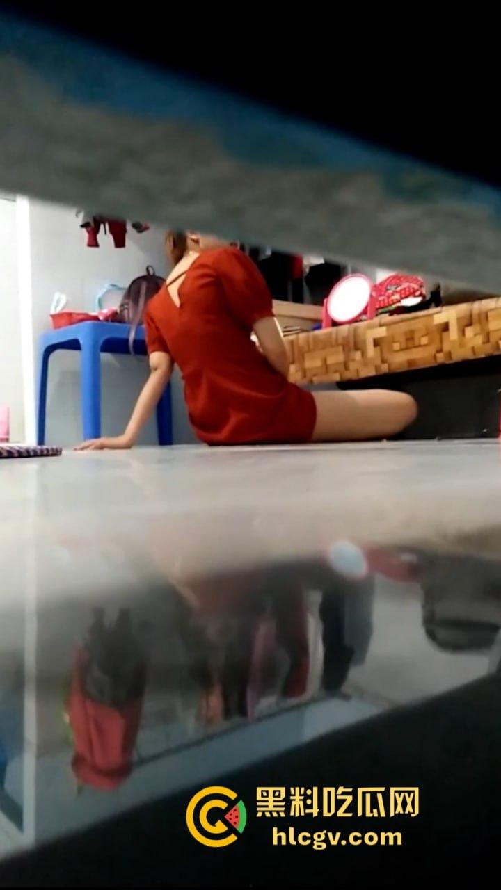 合租遇到性瘾学生妹 一天自慰五六回  床底真实偷拍妹子抠逼现场：看都看了，还不上来？-1