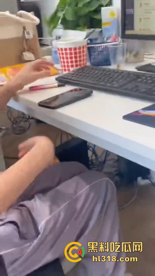 边跟朋友做爱边跟HR电话面试，骚母狗没忍住直接叫了起来，那呻吟声听得都快硬了，极其淫荡！-6