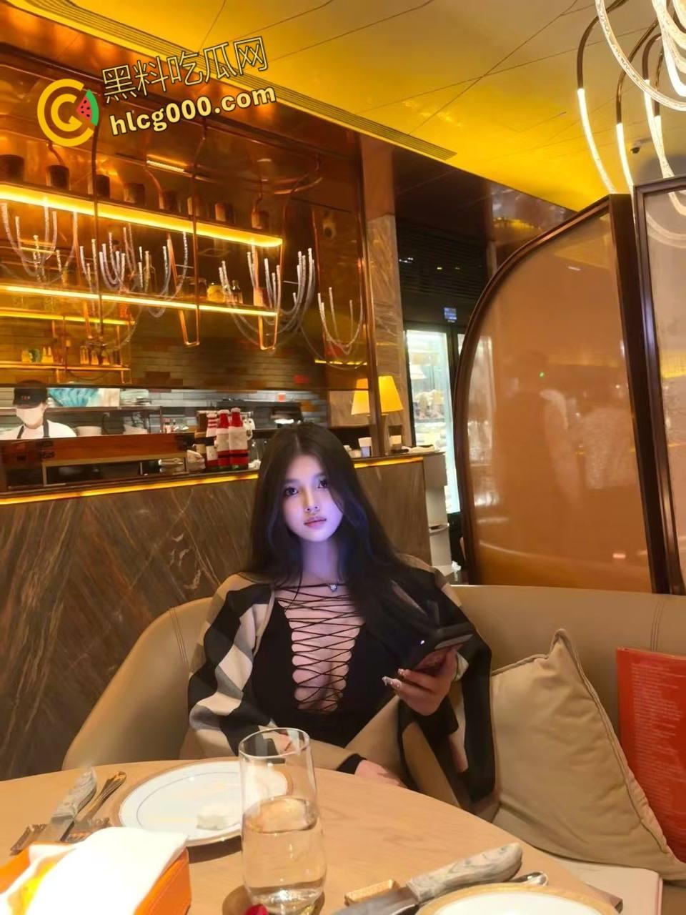 趁酒精上头终于拿下亲姐姐,送微醺的姐姐回家,半推半就脱光衣服直接一插到底,白虎骚逼又紧水又多 !-1