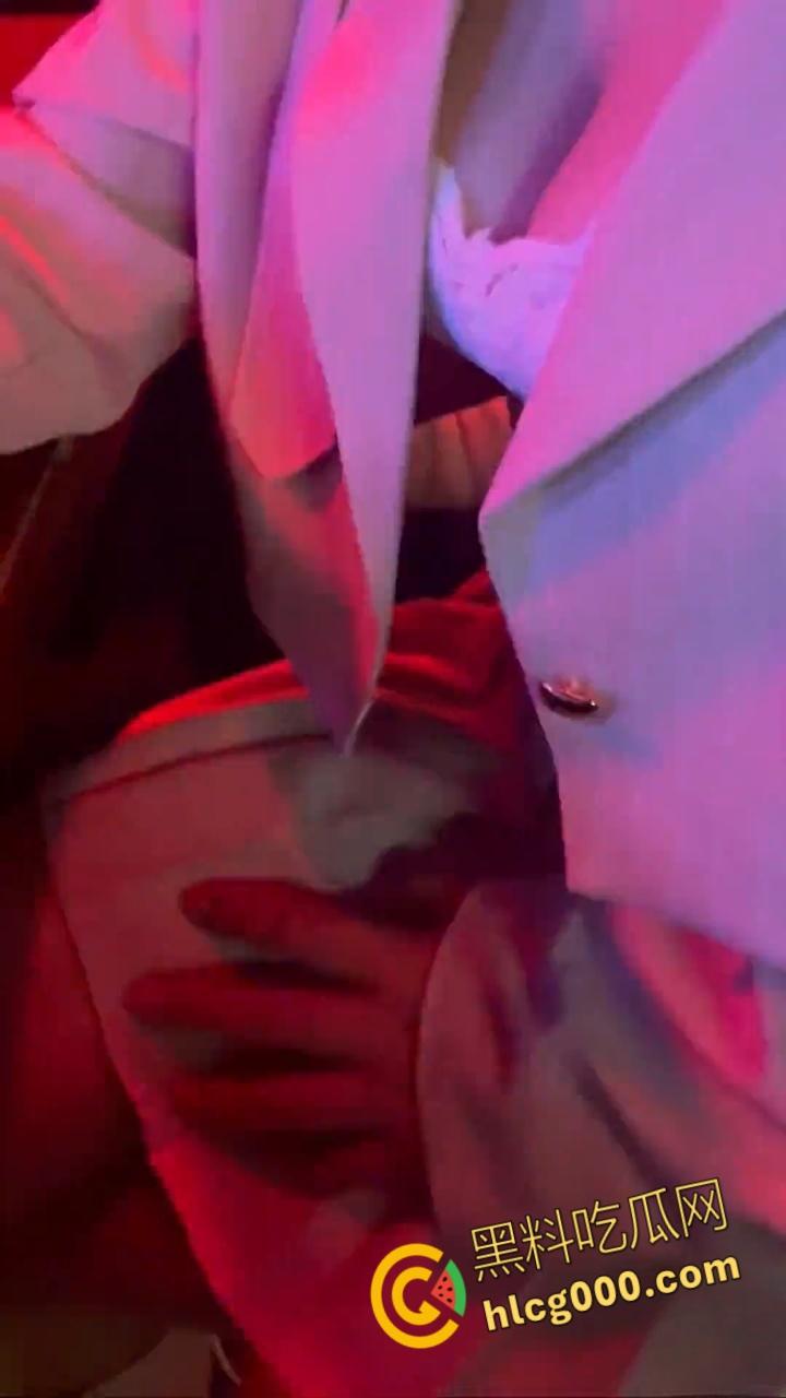 趁酒精上头终于拿下亲姐姐,送微醺的姐姐回家,半推半就脱光衣服直接一插到底,白虎骚逼又紧水又多 !-3