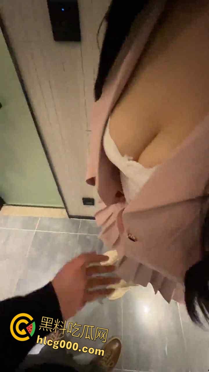 趁酒精上头终于拿下亲姐姐,送微醺的姐姐回家,半推半就脱光衣服直接一插到底,白虎骚逼又紧水又多 !-4