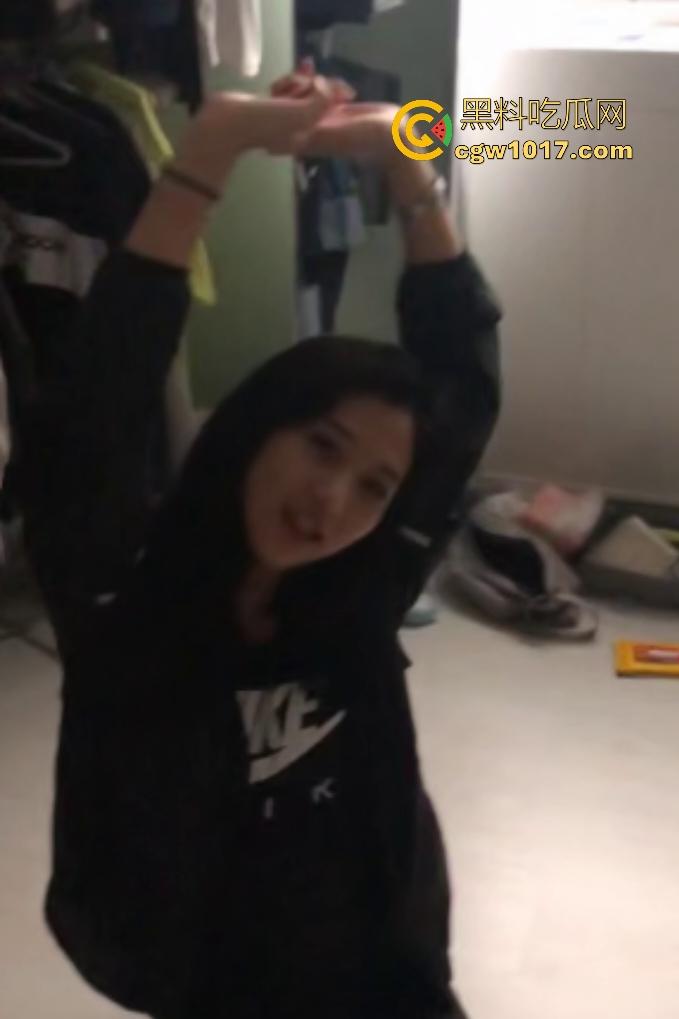 出租屋调教反差女友,淫荡骚货任人摆布口交顶到喉管,手举高高不许放下,录像还害羞,这么骚了记录生活怎么了?-2