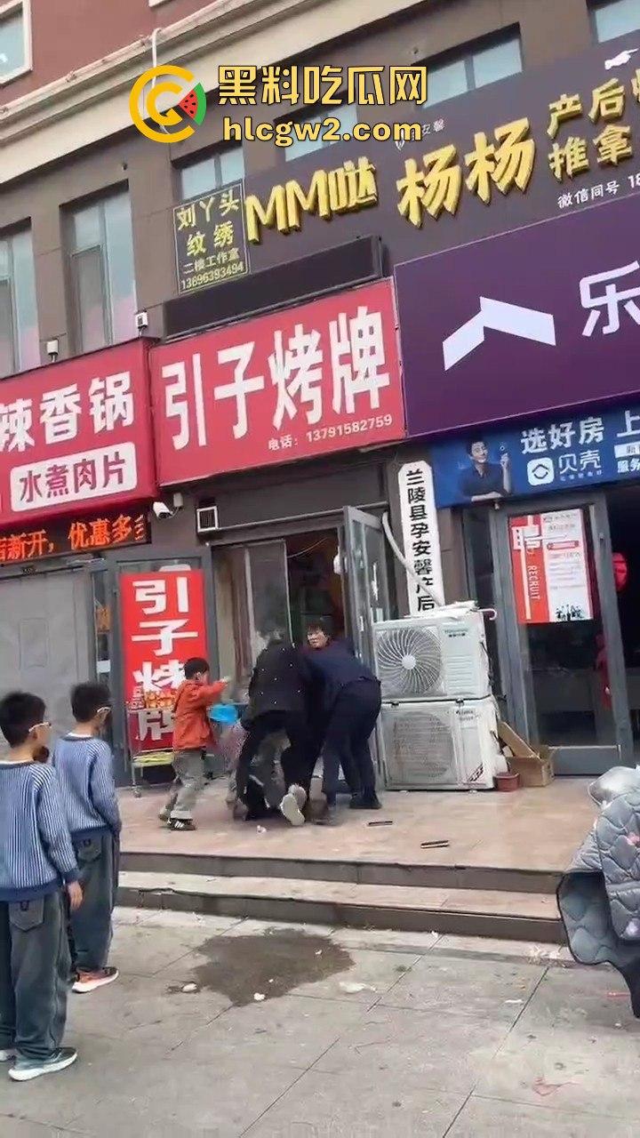 兰陵女子带娃吃饭不给钱,白嫖麻辣香锅还发飙!灰衣男冲上去补刀打女人,装得比谁都狠真是个逼养的!-4