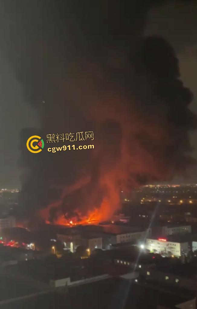 宁波姜山镇顺丰物流仓库惊天大火！高压路奥克斯旁熊熊烈焰，20余辆消防车鏖战一小时勉强控火！-2