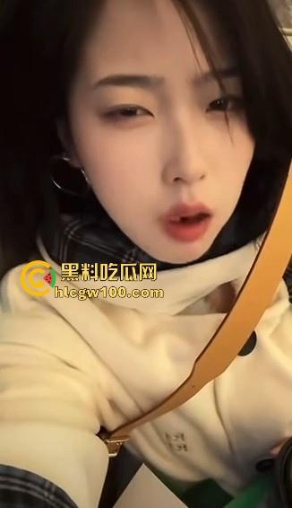 抖音短发反差婊【恶毒小姨】直播走光,忘记关摄像头全程换衣服视频流出,巨乳黑森林一览无遗!-4