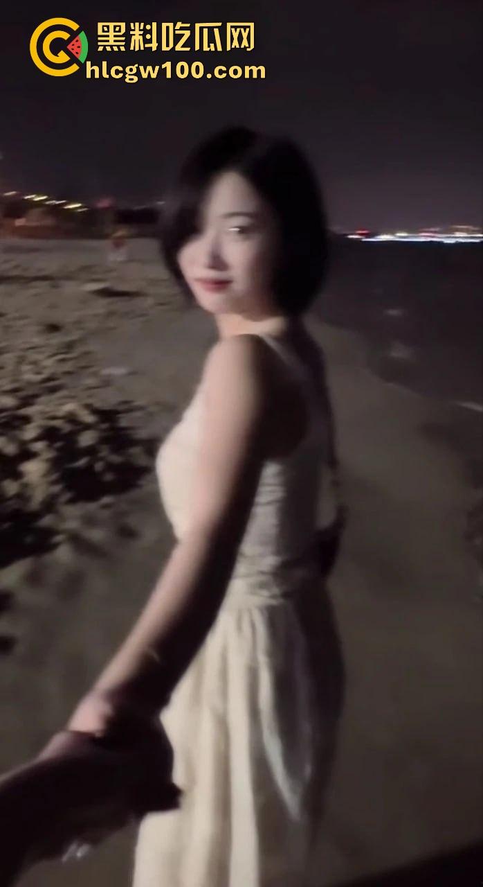 抖音短发反差婊【恶毒小姨】直播走光,忘记关摄像头全程换衣服视频流出,巨乳黑森林一览无遗!-5