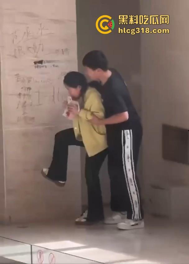 孩子这么大还没有断奶?淫荡小情侣商场角落在线吃奶,下跪头埋胸狂舔大奶,可能孩子真饿了!-1