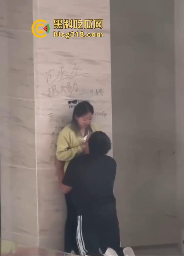 孩子这么大还没有断奶?淫荡小情侣商场角落在线吃奶,下跪头埋胸狂舔大奶,可能孩子真饿了!-6