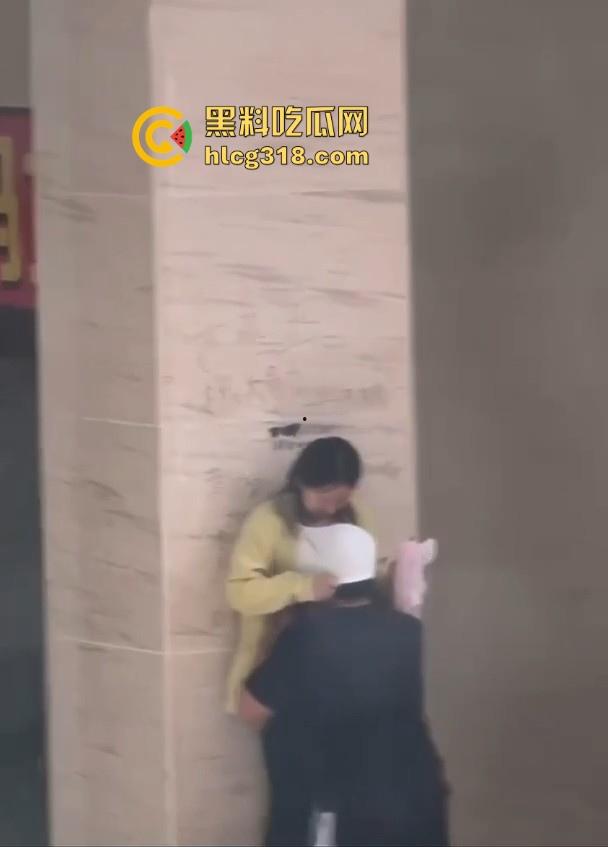 孩子这么大还没有断奶?淫荡小情侣商场角落在线吃奶,下跪头埋胸狂舔大奶,可能孩子真饿了!-7