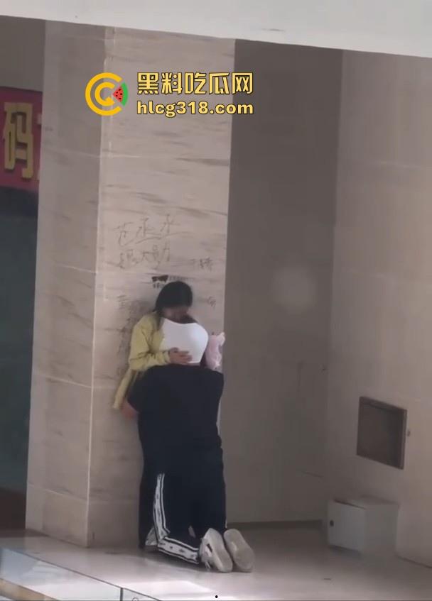 孩子这么大还没有断奶?淫荡小情侣商场角落在线吃奶,下跪头埋胸狂舔大奶,可能孩子真饿了!-9