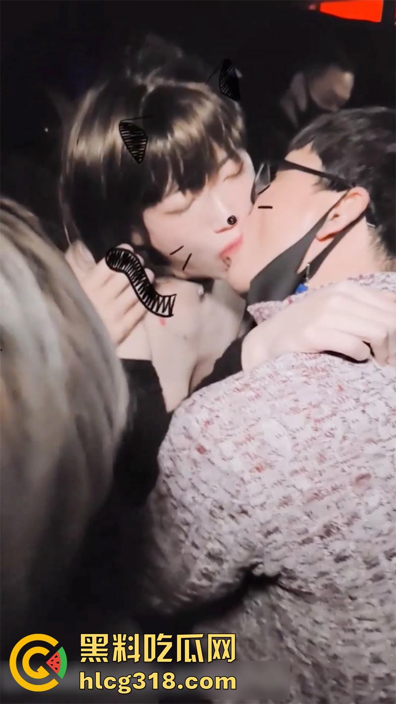 韩国超美极品ts人妖,在酒吧被人发现真身,直接拉到小角落轮奸后庭,多人淫乱激情啪啪!-8