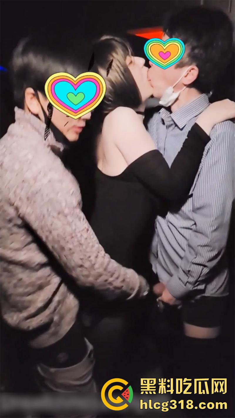 韩国超美极品ts人妖,在酒吧被人发现真身,直接拉到小角落轮奸后庭,多人淫乱激情啪啪!-9