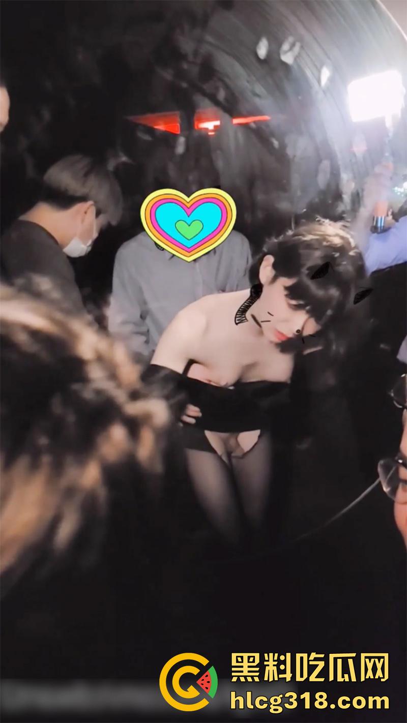 韩国超美极品ts人妖,在酒吧被人发现真身,直接拉到小角落轮奸后庭,多人淫乱激情啪啪!-11