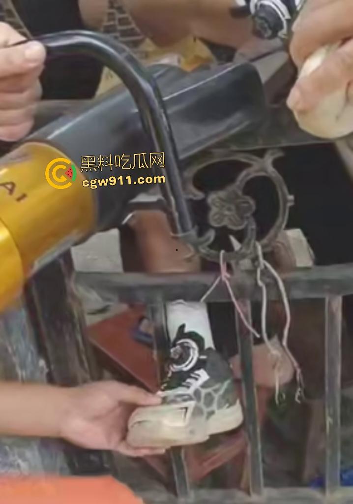 广西梧州小孩贪玩翻栏杆铁尖直穿小腿，血肉模糊挂半空，围观群众消防齐心救命，小孩一声不吭痛晕！-1