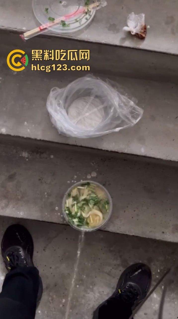 济南惊现黄汤馄饨！原是外卖员为报复顾客往餐中小便 还向里面吐口水-6