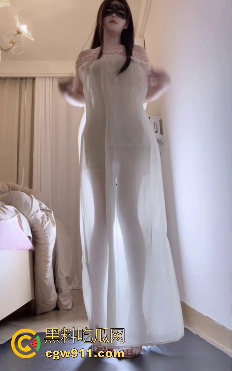 抖音清纯女神【不要凶小乖】清纯外表下藏着骚浪灵魂，私下大胆放纵，极品身材隔裤自慰，潮喷淫水流淌一地！-4