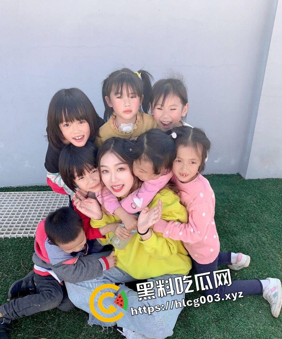 河南极品幼师的反差一面 白天教小孩子好好做人 晚上在床上风骚当狗  反差婊本婊-1