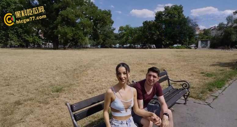 欧美搭讪素人情侣，公园偷拍翻车变“星途”，妹子甩男友追梦，香艳反转，绿帽飞扬，年度最“牛”神作！-1