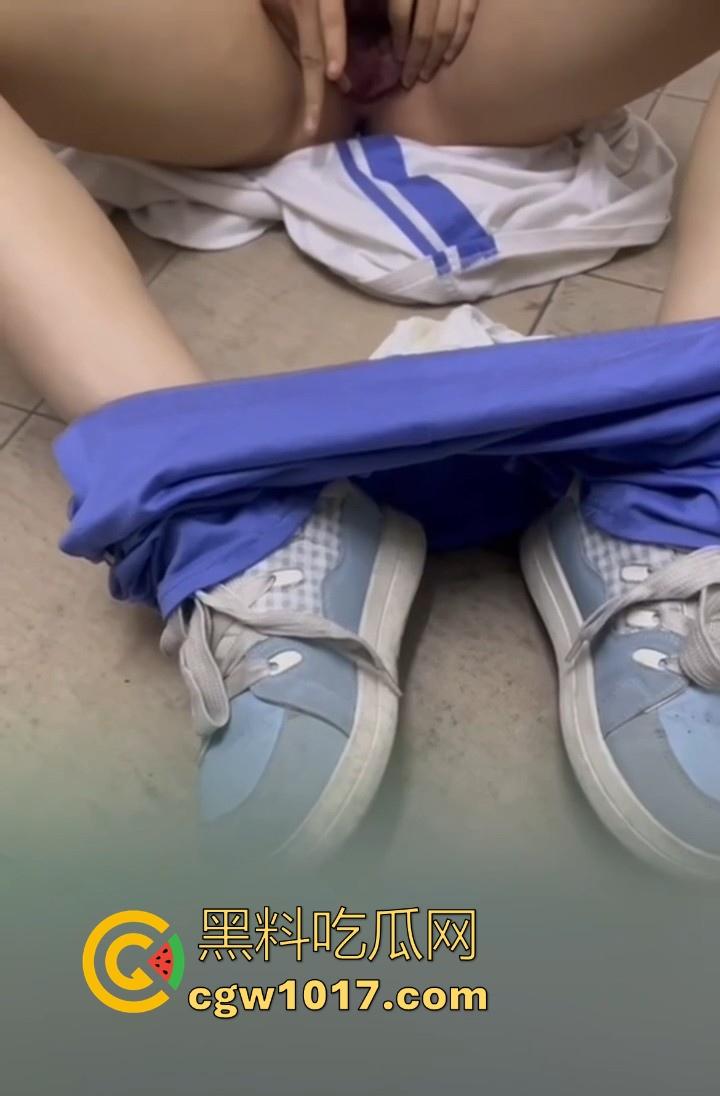 广东汕头龙湖区某中学校园霸凌视频曝光,果然是最毒妇人心啊,拳打脚踢扒光衣服,还要被霸凌着当作掰开嫩逼自慰!-1