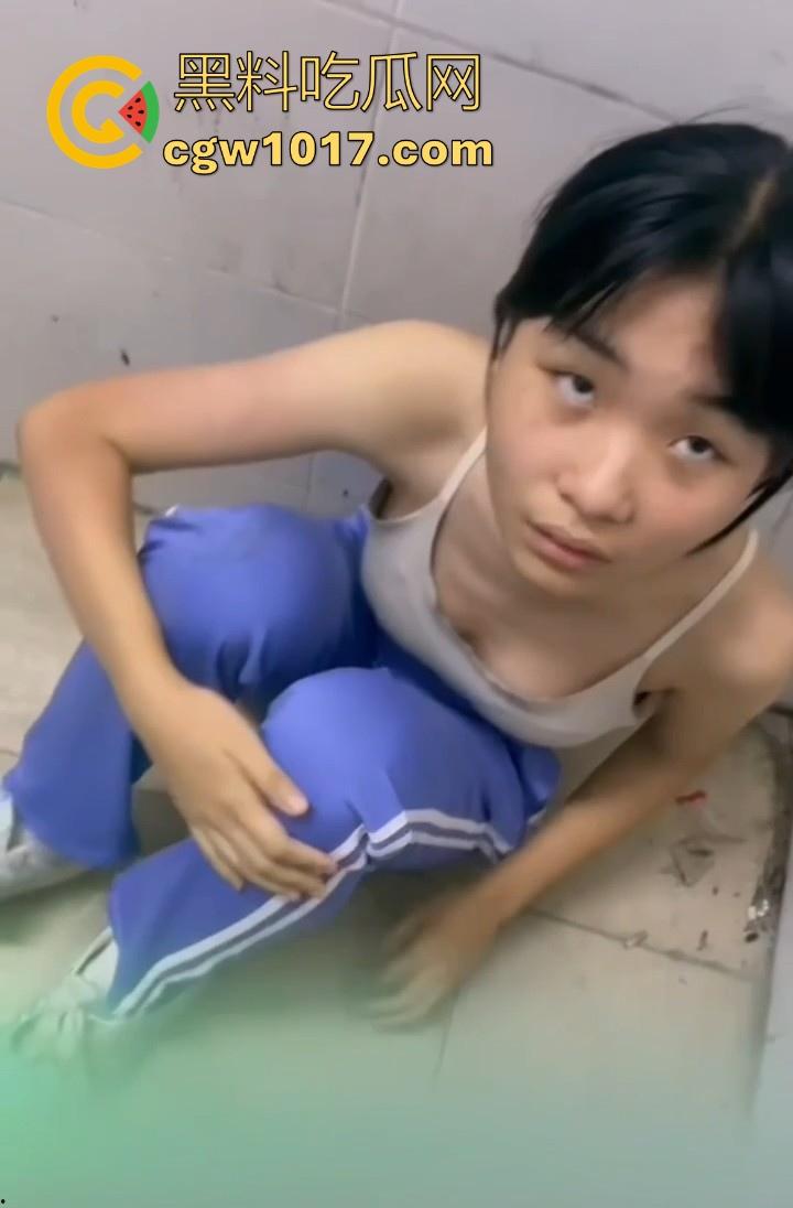 广东汕头龙湖区某中学校园霸凌视频曝光,果然是最毒妇人心啊,拳打脚踢扒光衣服,还要被霸凌着当作掰开嫩逼自慰!-3