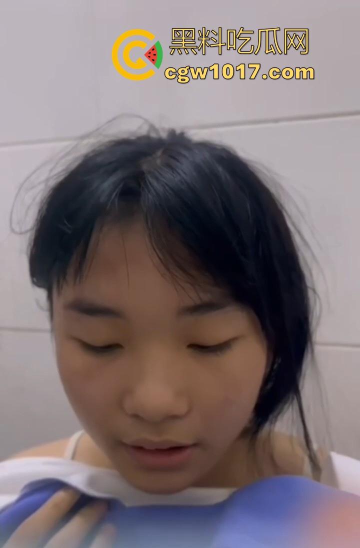 广东汕头龙湖区某中学校园霸凌视频曝光,果然是最毒妇人心啊,拳打脚踢扒光衣服,还要被霸凌着当作掰开嫩逼自慰!-4