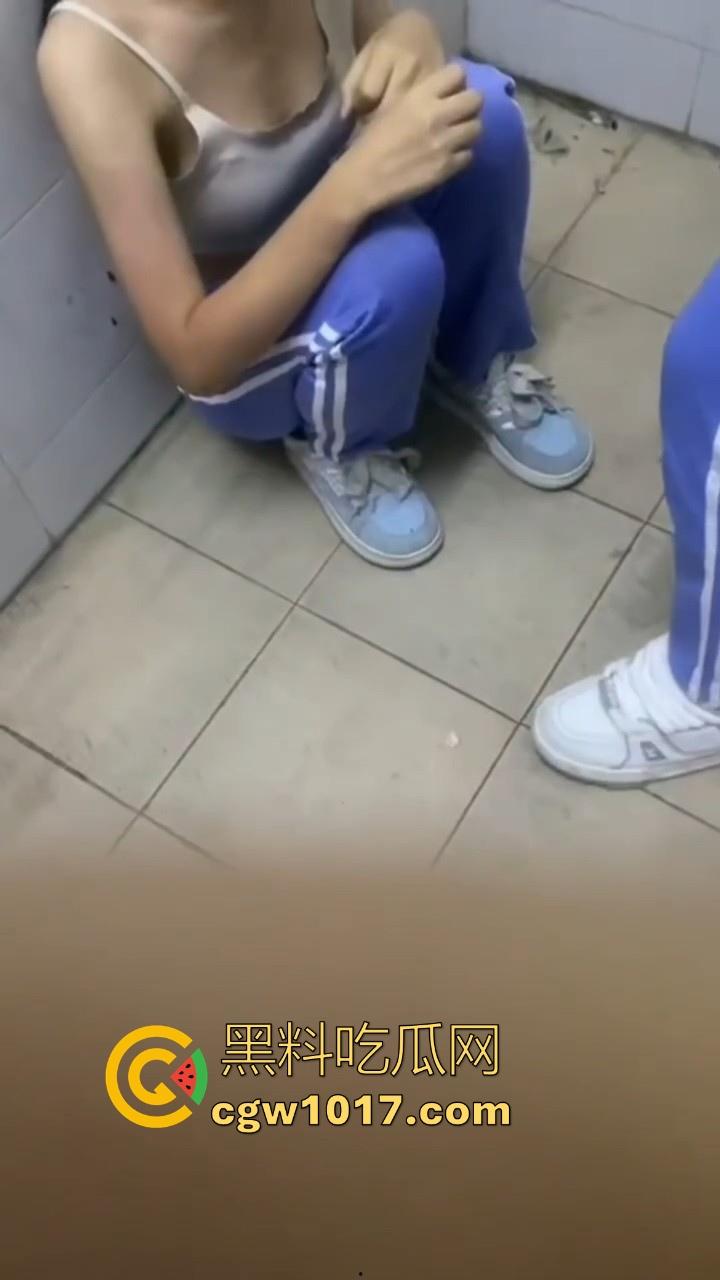 广东汕头龙湖区某中学校园霸凌视频曝光,果然是最毒妇人心啊,拳打脚踢扒光衣服,还要被霸凌着当作掰开嫩逼自慰!-7
