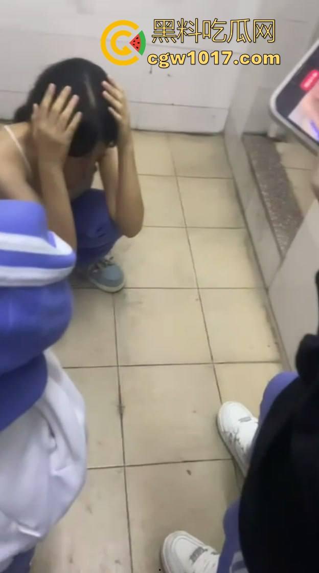 广东汕头龙湖区某中学校园霸凌视频曝光,果然是最毒妇人心啊,拳打脚踢扒光衣服,还要被霸凌着当作掰开嫩逼自慰!-8