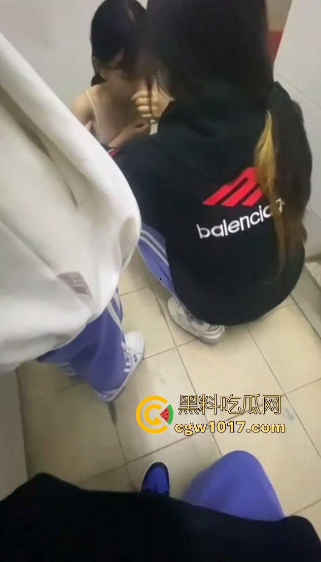 广东汕头龙湖区某中学校园霸凌视频曝光,果然是最毒妇人心啊,拳打脚踢扒光衣服,还要被霸凌着当作掰开嫩逼自慰!-10