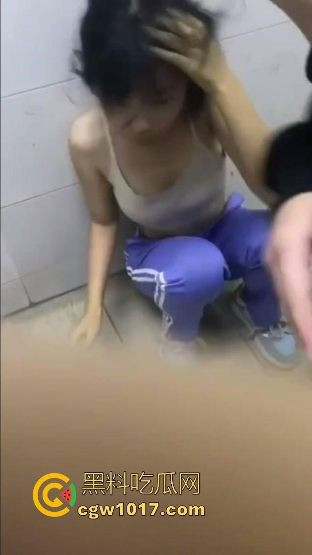 广东汕头龙湖区某中学校园霸凌视频曝光,果然是最毒妇人心啊,拳打脚踢扒光衣服,还要被霸凌着当作掰开嫩逼自慰!-11