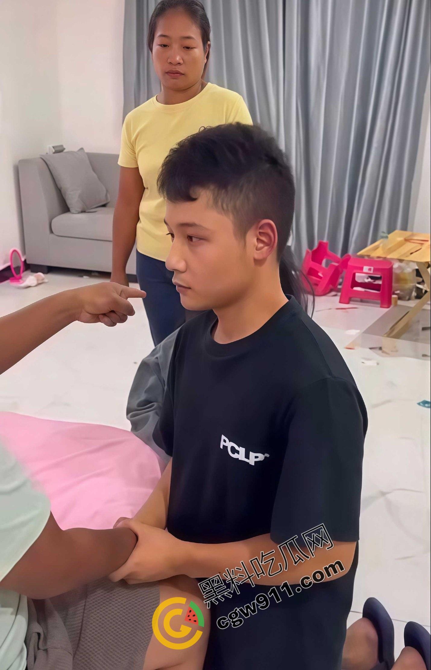 抖音网红【七七】与【晚来的情意】出轨被抓！淫乱现场红色内裤惹人眼，网红圈糜烂不堪大揭秘-7