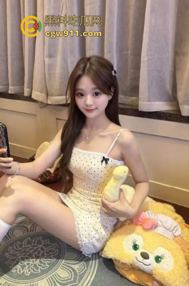 趁老婆熟睡淫欲大发,当着老婆面插入女儿,无情猛捅白嫩小穴,无套内射流满爱液的身体!-1