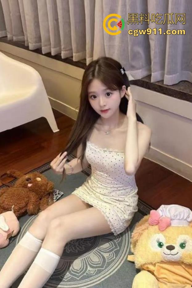 趁老婆熟睡淫欲大发,当着老婆面插入女儿,无情猛捅白嫩小穴,无套内射流满爱液的身体!-3