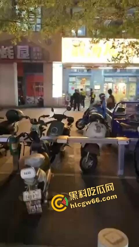 深圳龙华商场惊现当代刀客，男子当街狂捅女子，疑似被绿崩溃现场开演爱情没了，人也疯了！-3