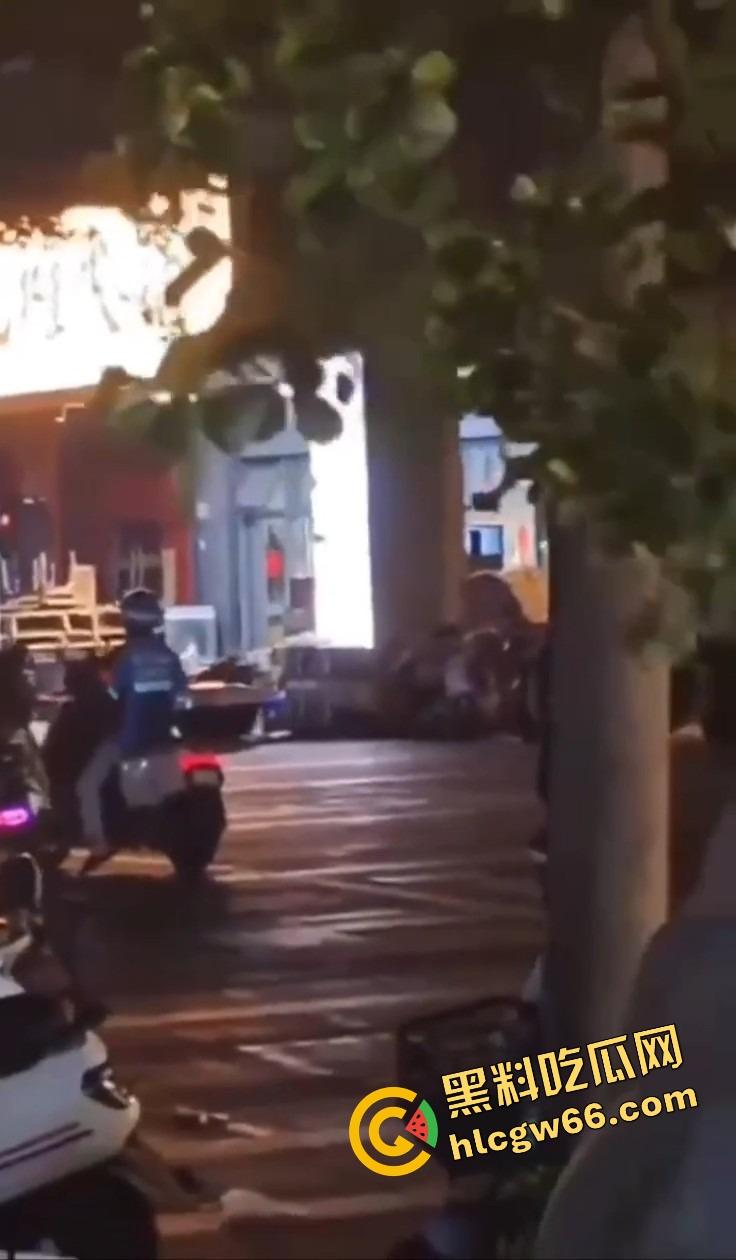 深圳龙华商场惊现当代刀客，男子当街狂捅女子，疑似被绿崩溃现场开演爱情没了，人也疯了！-11