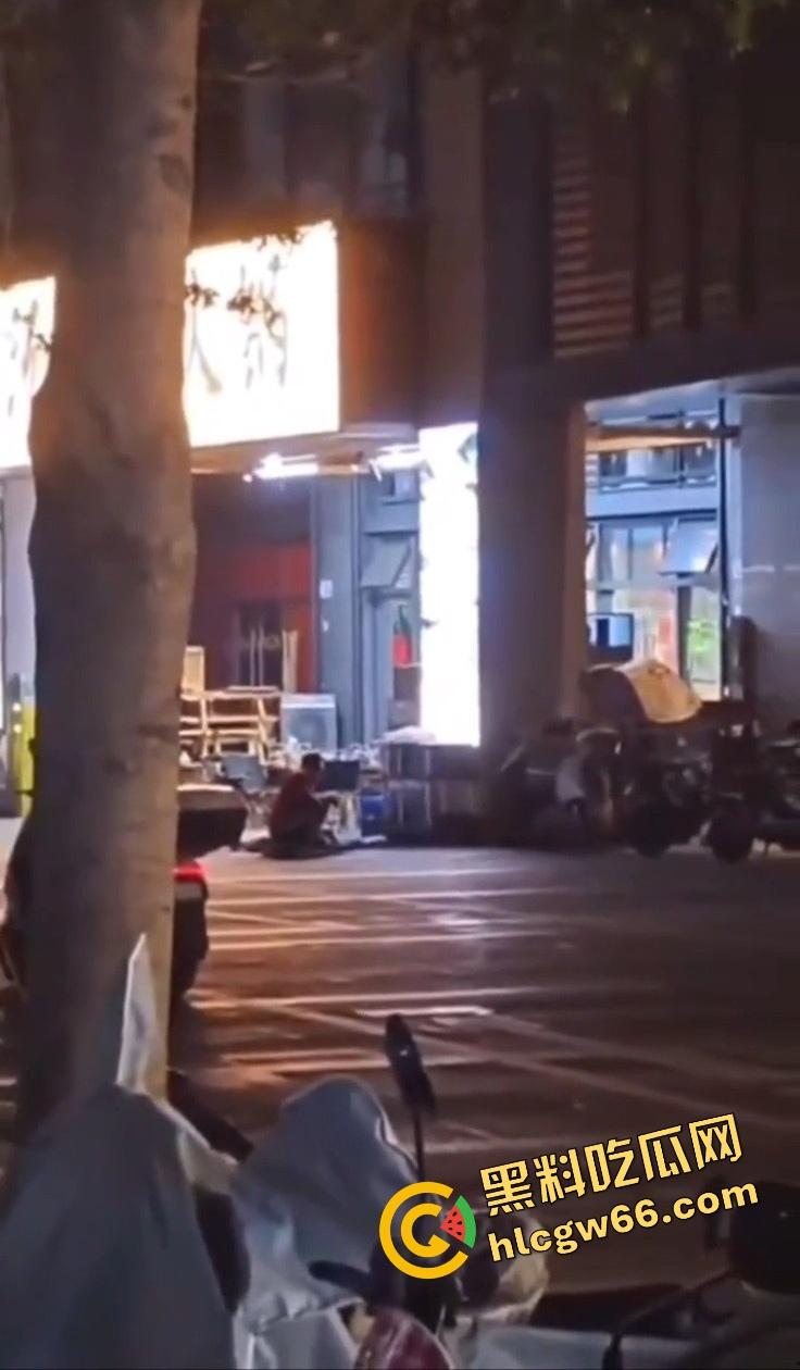 深圳龙华商场惊现当代刀客，男子当街狂捅女子，疑似被绿崩溃现场开演爱情没了，人也疯了！-12