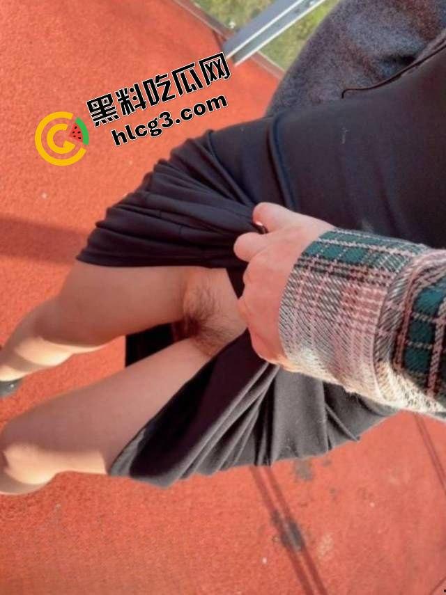 福建丰乳肥臀反差人妻母狗『潘语涵』天桥上露出后入打野战 惊险刺激泄火之旅-7