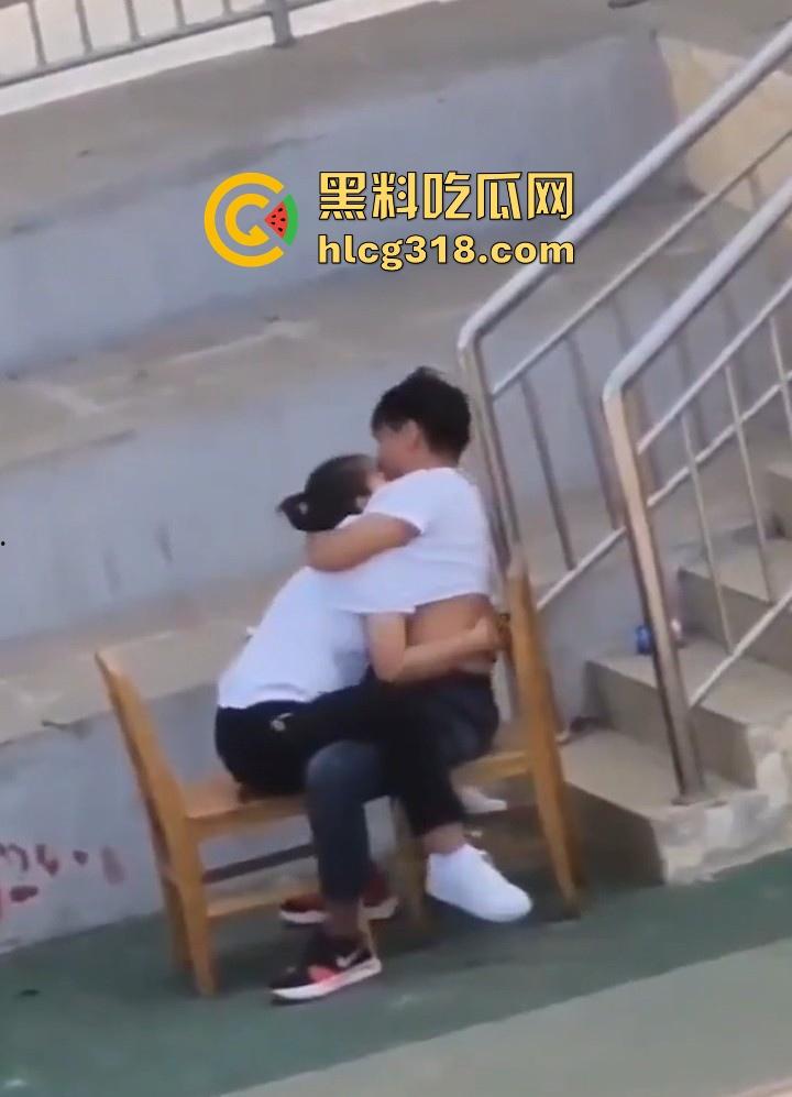 校园小情侣操场发情，精虫上脑饥渴难耐，白日宣淫骑乘，顶级巨乳撩衣揉奶激情缠绵！-4