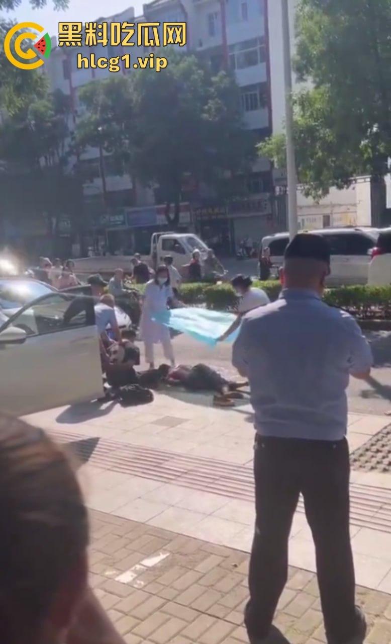 山西长治 第七中学学校门口  一男子被砍身亡！-3