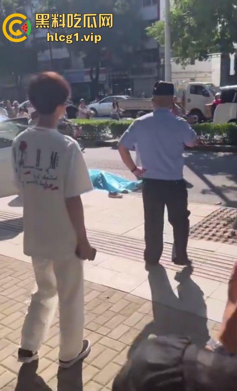 山西长治 第七中学学校门口  一男子被砍身亡！-7