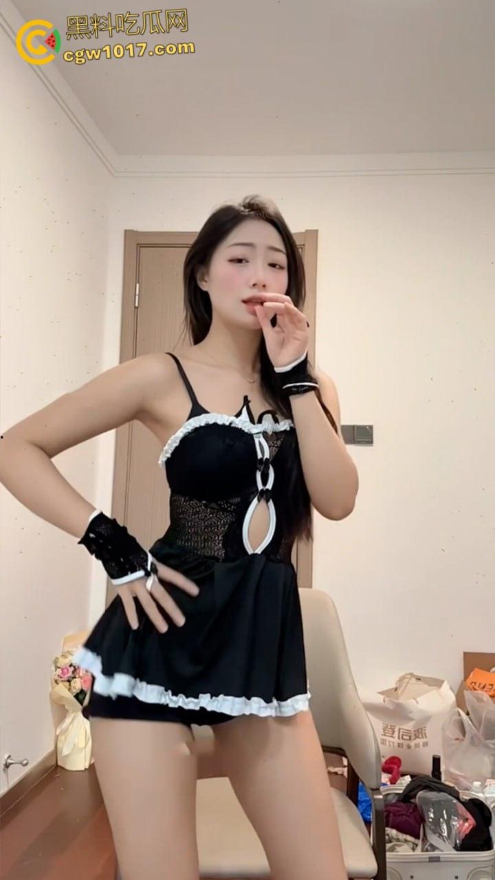 抖音高颜值网红【小绵羊】，金主定制骚舞福利流出，身材纤细性感妖娆，黑色蕾丝三点制服，淫荡骚舞极致诱惑！-3